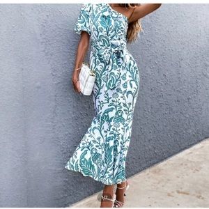 one should belted dress - never worn - size med